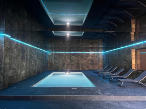 Villa 400m2 piscine intérieure très calme
